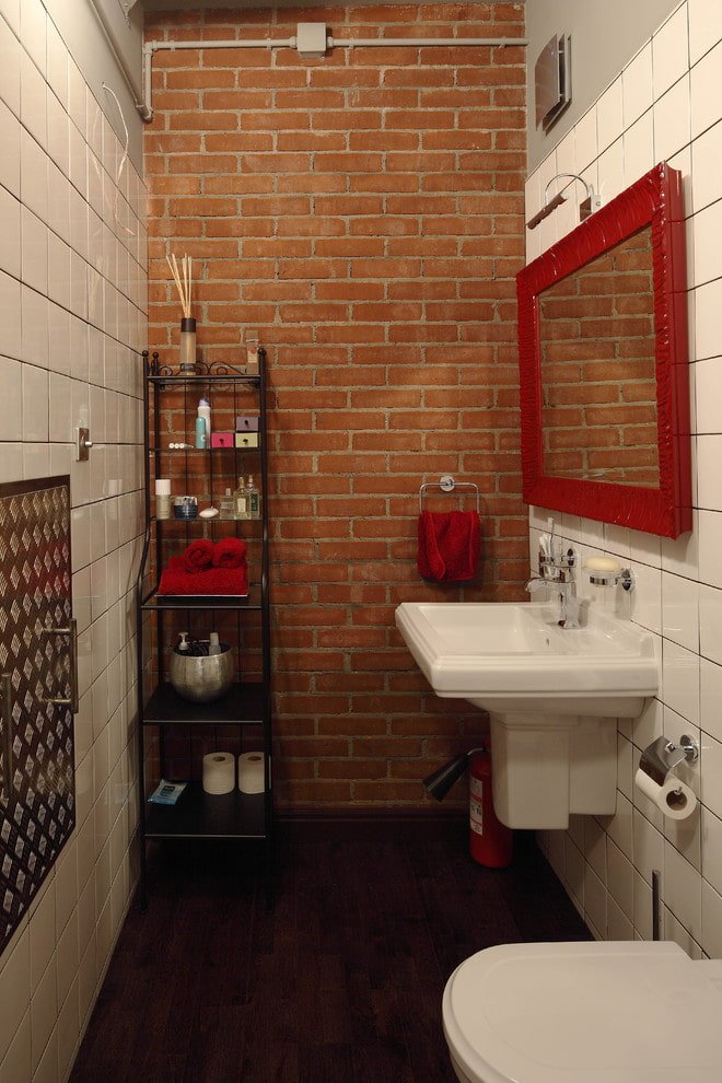 spiegel in een rode lijst in het badkamerinterieur