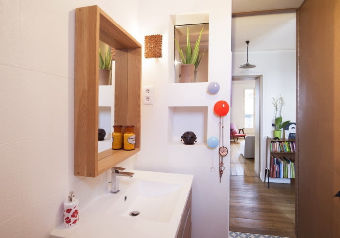 spiegel met plankje in het badkamerinterieur