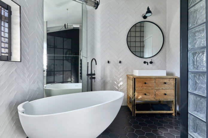 vlek boven de spiegel in het interieur van de badkamer