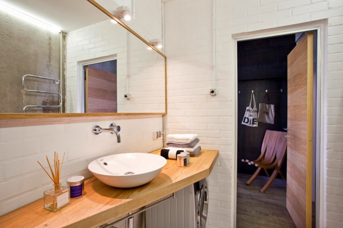 spots boven de spiegel in het badkamerinterieur