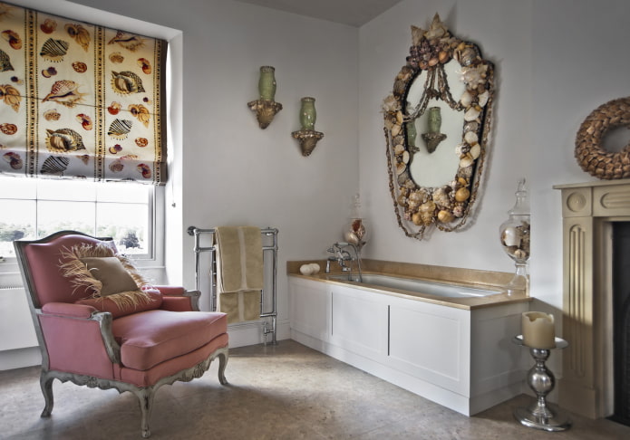 spiegel met schelpen in het interieur van de badkamer
