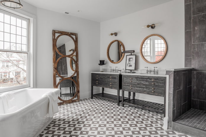 vloerspiegel in het badkamerinterieur