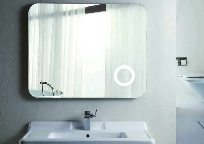 spiegel met klok in het interieur van de badkamer