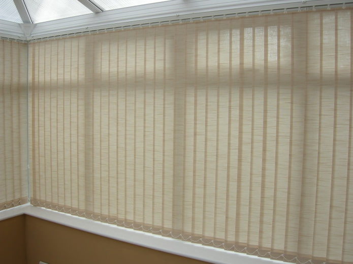 beige verticale jaloezie?n op het balkon