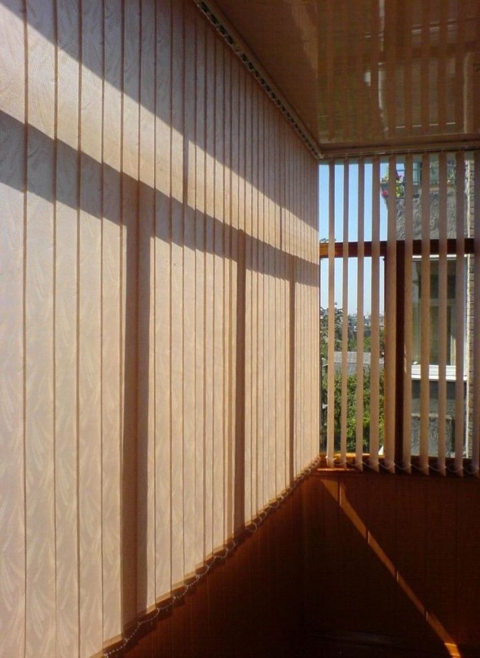 verticale jaloezie?n op het balkon