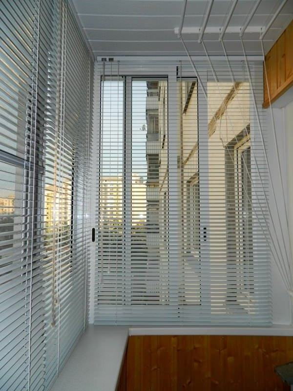 horizontale jaloezie?n op schuiframen op de loggia