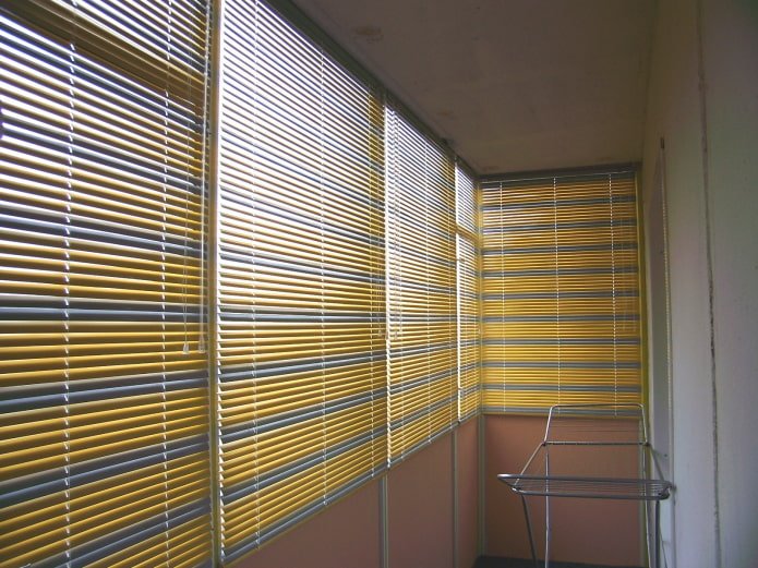 veelkleurige horizontale jaloezie?n op de loggia