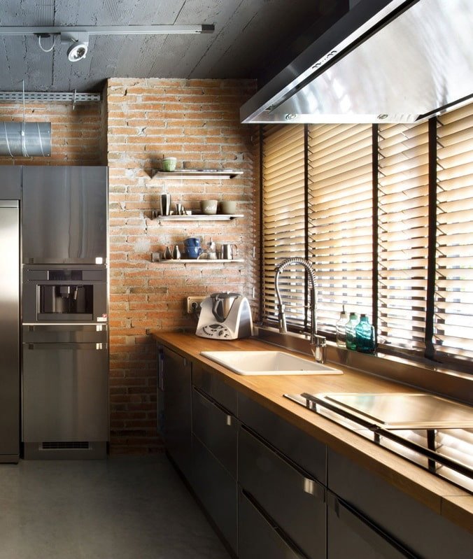 Horizontale jaloezie?n in de keuken bij het raam