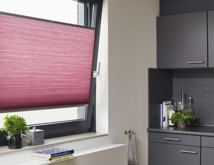 pliss?gordijnen in het keukeninterieur