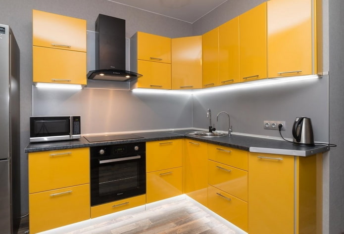 keukeninterieur in gele en grijstinten