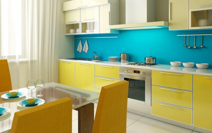 keukeninterieur in gele en blauwe tinten