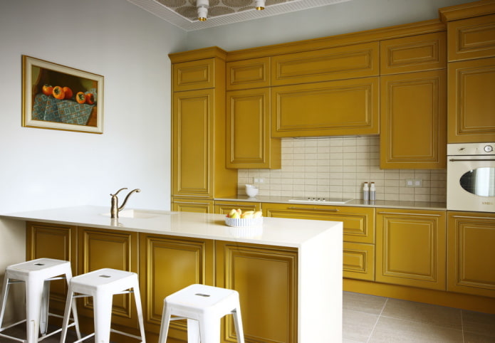 keukeninterieur in gele tinten
