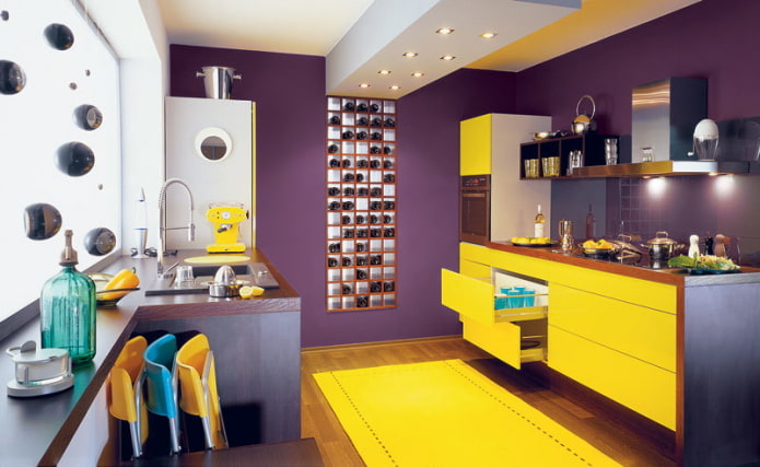 keukeninterieur in gele en paarse tinten