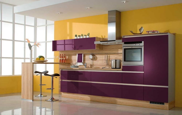keukeninterieur in gele en paarse tinten