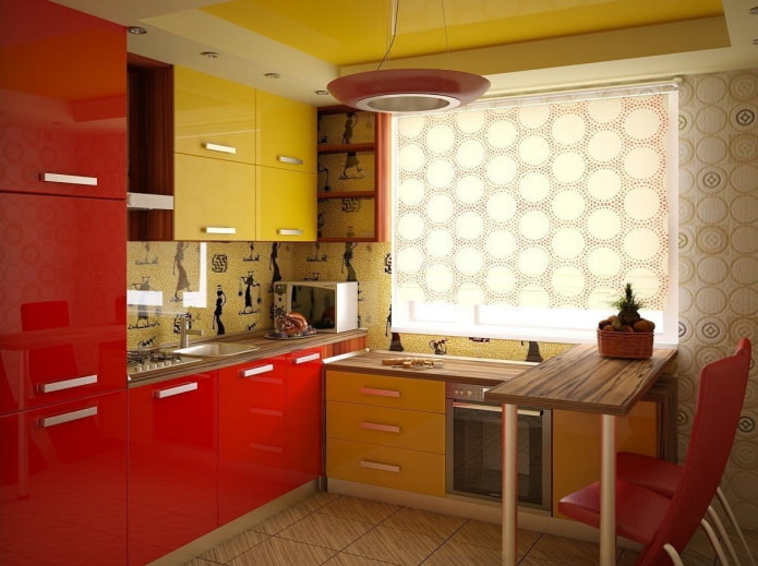 keukeninterieur in gele en rode tinten