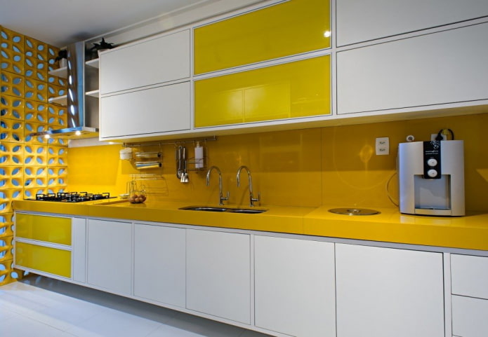 keukeninterieur in gele en witte tinten