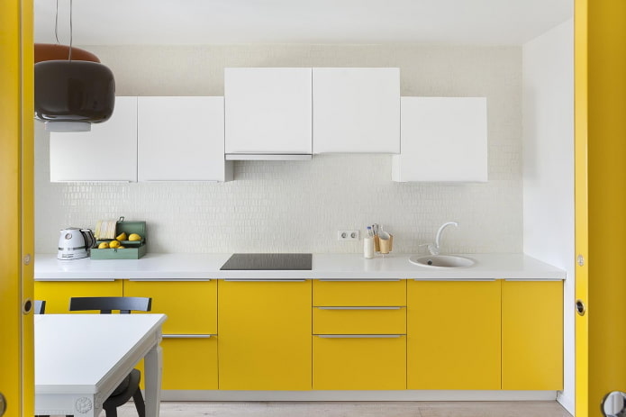 keukeninterieur in gele en witte tinten