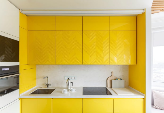 keukeninterieur in gele en witte tinten