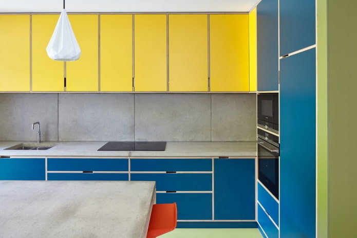keukeninterieur in gele en blauwe tinten