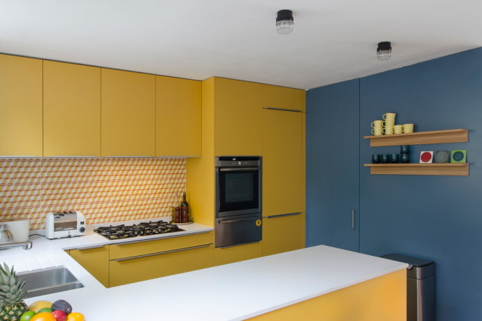 keukeninterieur in gele en blauwe tinten
