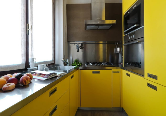 meubels en apparaten in het keukeninterieur in gele tinten