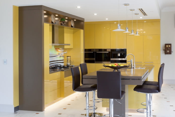 meubels en apparatuur in het keukeninterieur in gele tinten
