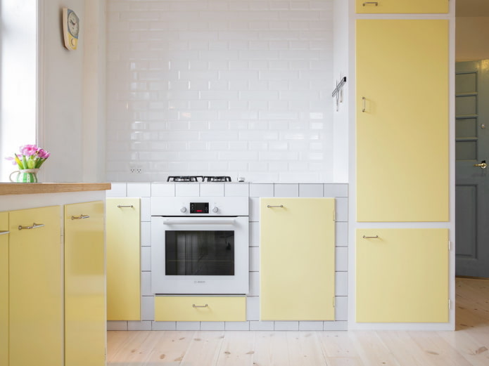 keukeninterieur in gele tinten