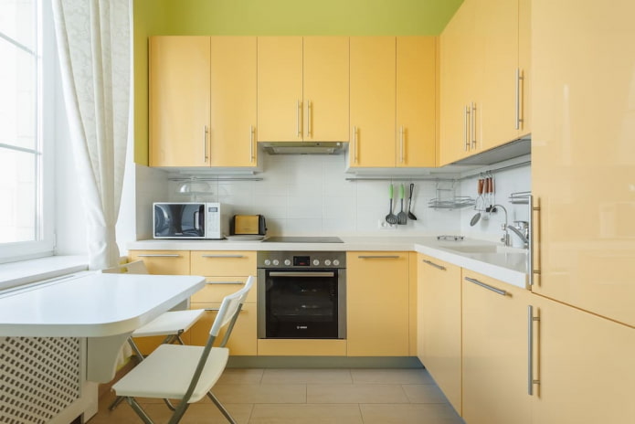 keukeninterieur in gele tinten