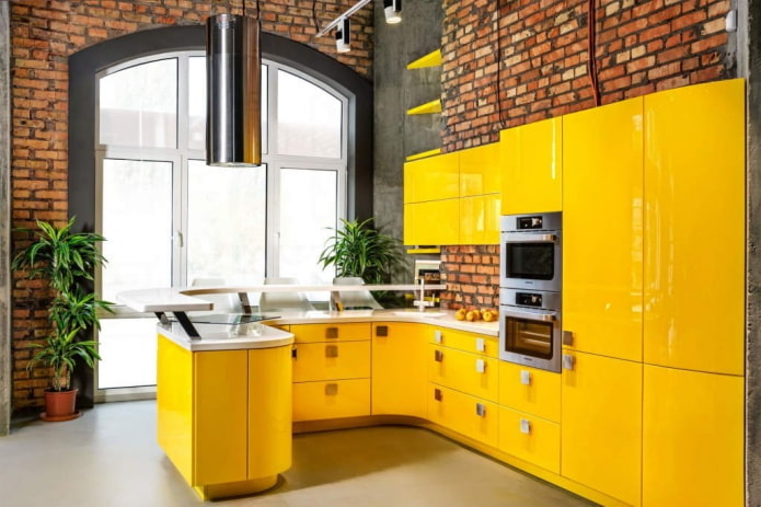 keuken in geeltinten in loftstijl
