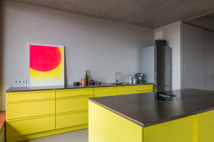 keukeninterieur in gele en grijze tinten