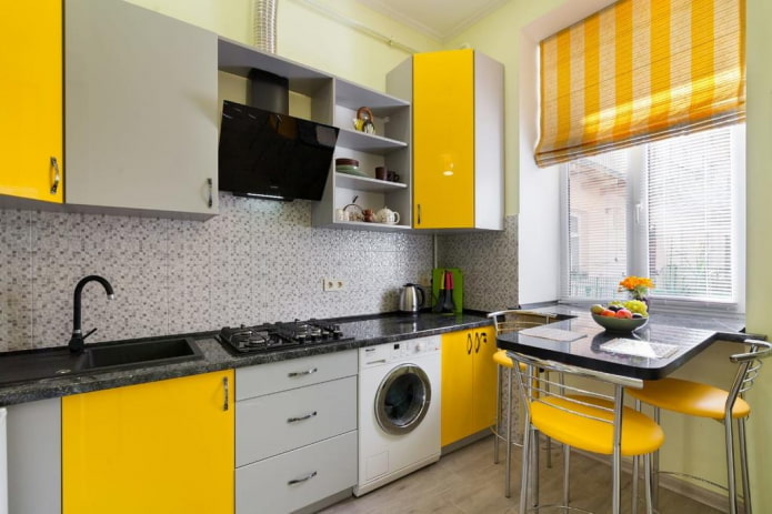 gordijnen in het keukeninterieur in gele tinten