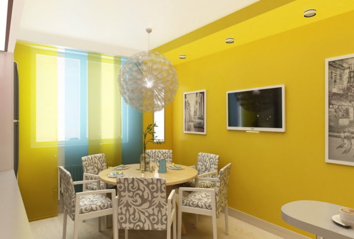 gordijnen in het keukeninterieur in gele tinten