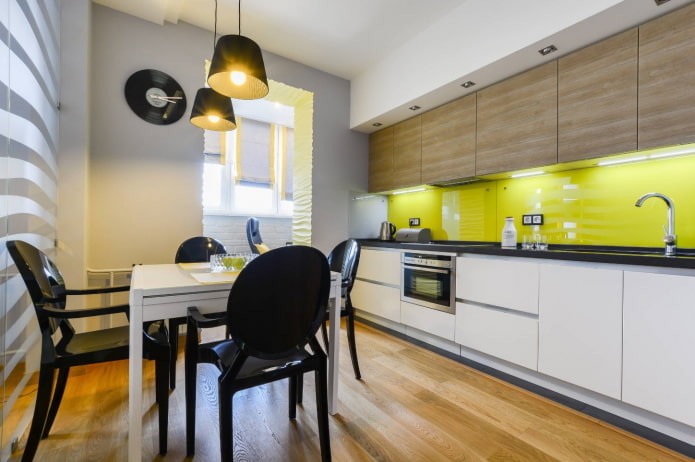 gele accenten in het keukeninterieur