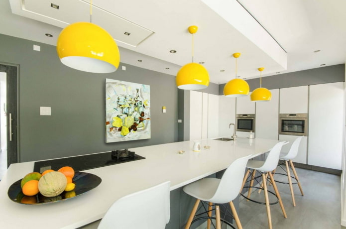 gele accenten in het keukeninterieur