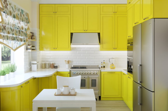 gordijnen in het keukeninterieur in gele tinten