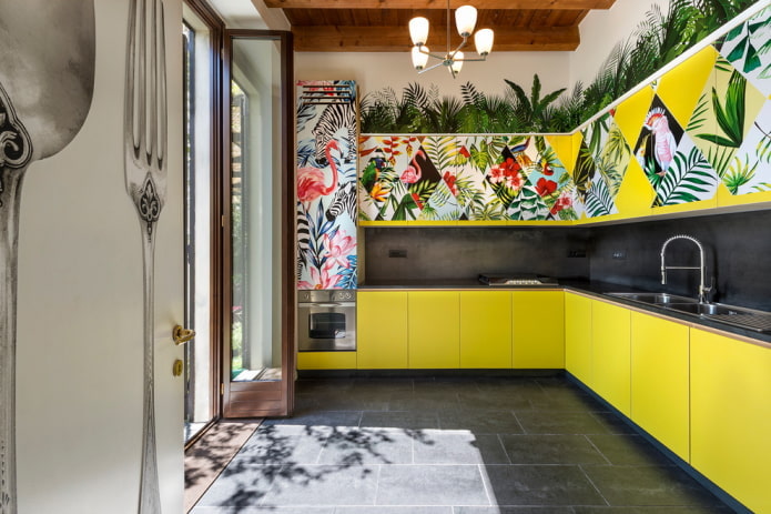 meubels en apparaten in het keukeninterieur in gele tinten