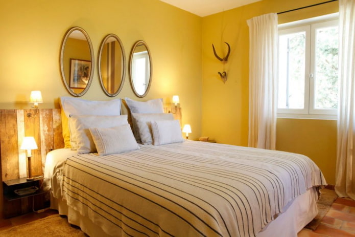 textieldecoratie voor de slaapkamer in gele tinten