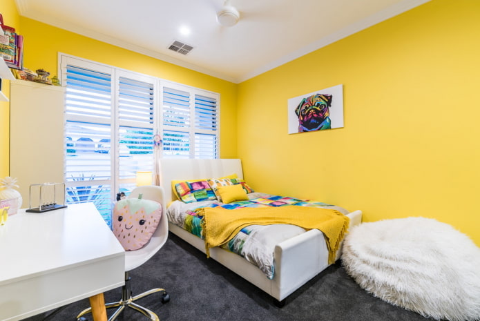 interieur van meisjeskamer in gele tinten
