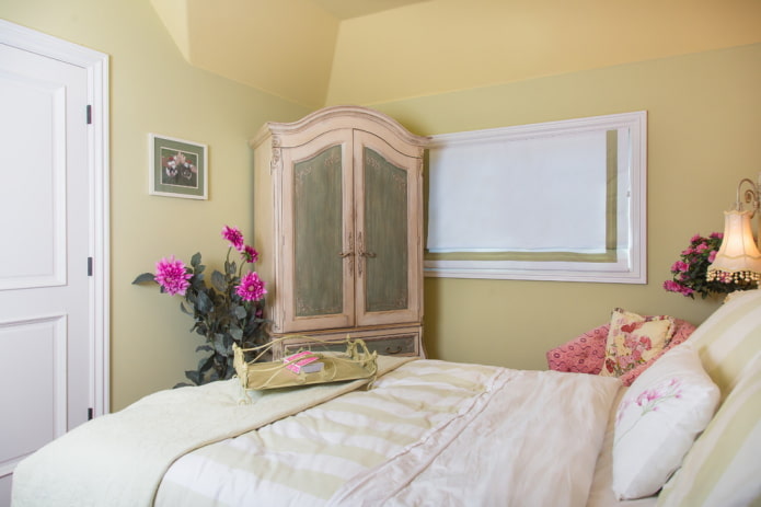meubels in het slaapkamerinterieur in gele tinten
