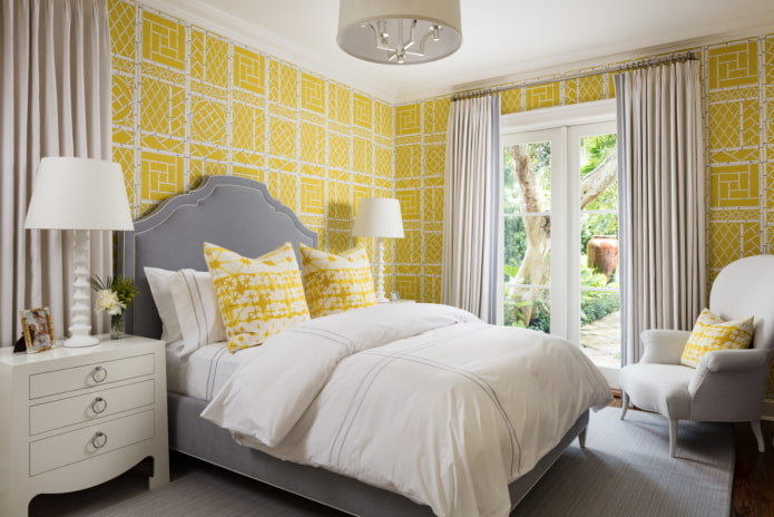 meubels in het interieur van een slaapkamer in gele tinten
