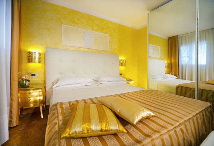 textieldecoratie van de slaapkamer in gele tinten