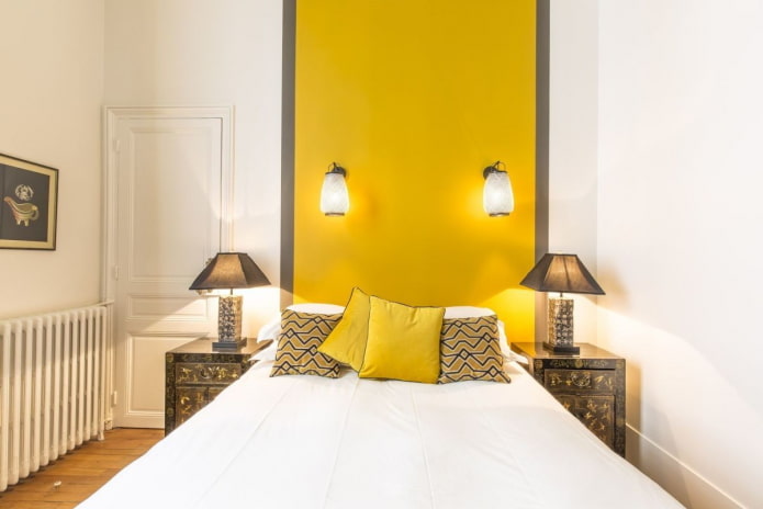 decoratie en verlichting in het slaapkamerinterieur in gele tinten