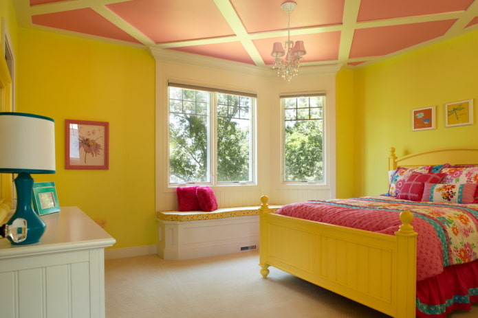 interieur van meisjeskamer in gele tinten