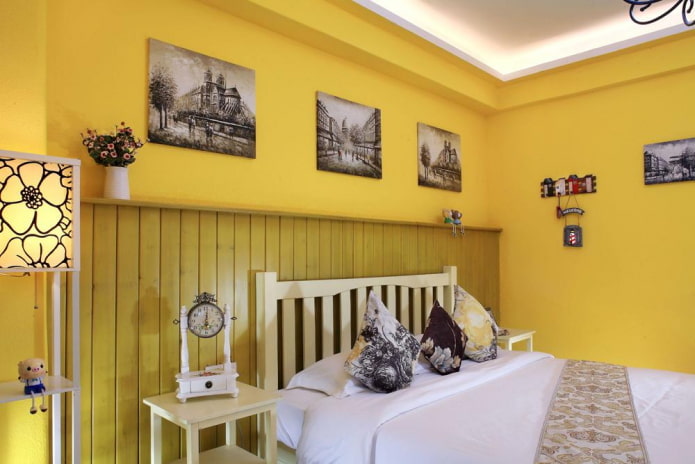 decoratie en verlichting in het slaapkamerinterieur in gele tinten