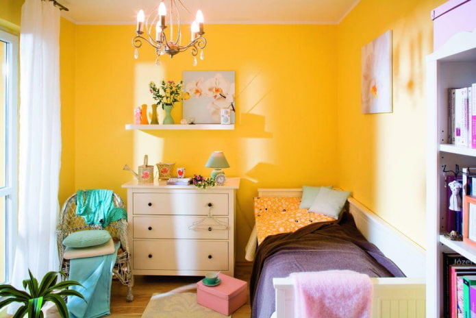 interieur van meisjeskamer in gele tinten