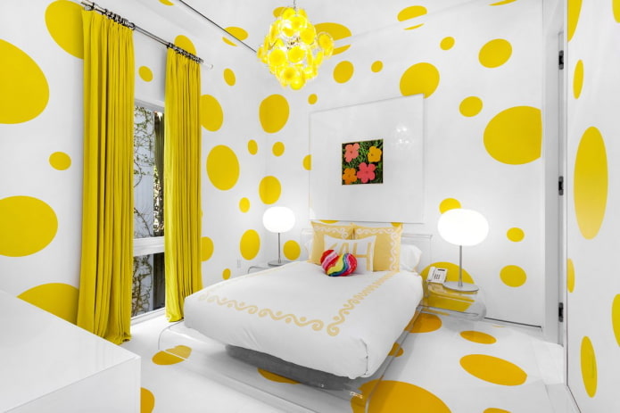 decoratie en verlichting in het slaapkamerinterieur in gele tinten