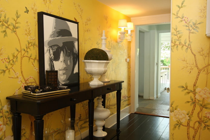 hal met wanddecoratie met behang met een plantenpatroon