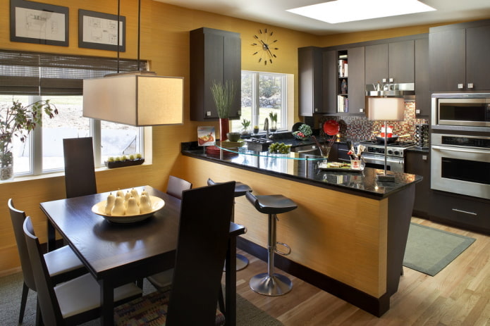 monochroom geel behang in de keuken