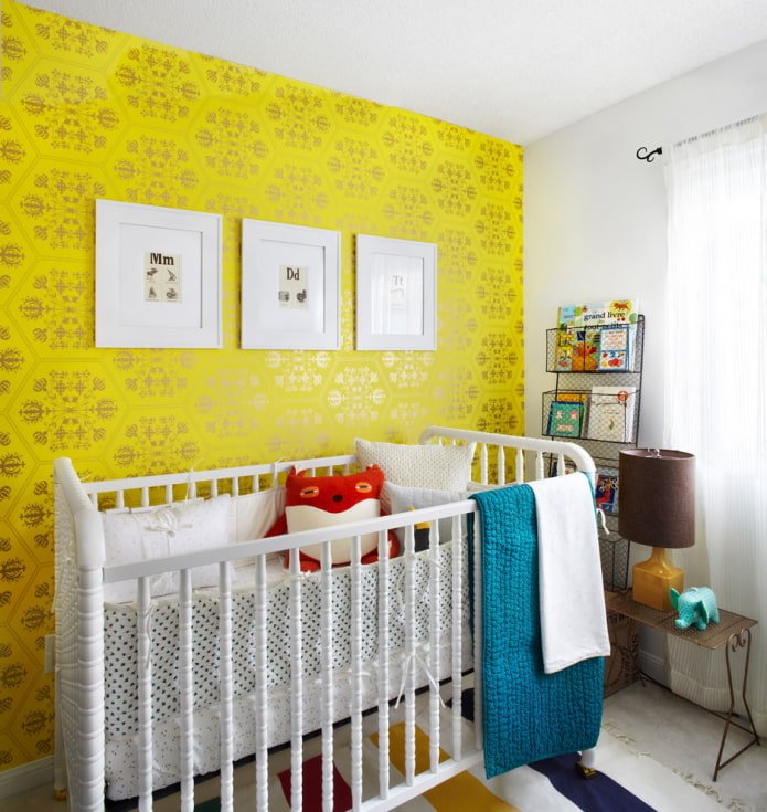 felgeel behang in de kinderkamer