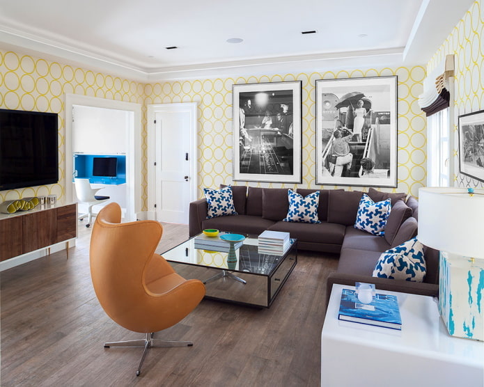 geel en wit behang in de woonkamer